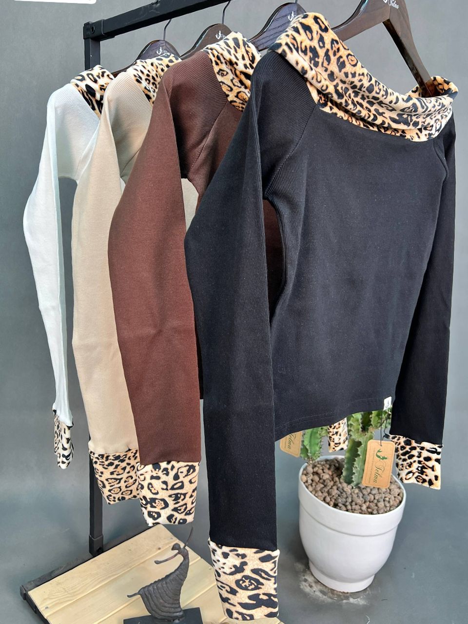 تیشرت کراپ یقه پلنگی قایقی زنانه