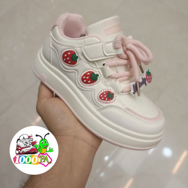 کتونی بچگانه وارداتی طرح توت فرنگی - کد 159 - چسبی بندی - زیره طبی سایز 32 تا 37 ( قسطی) - سفید