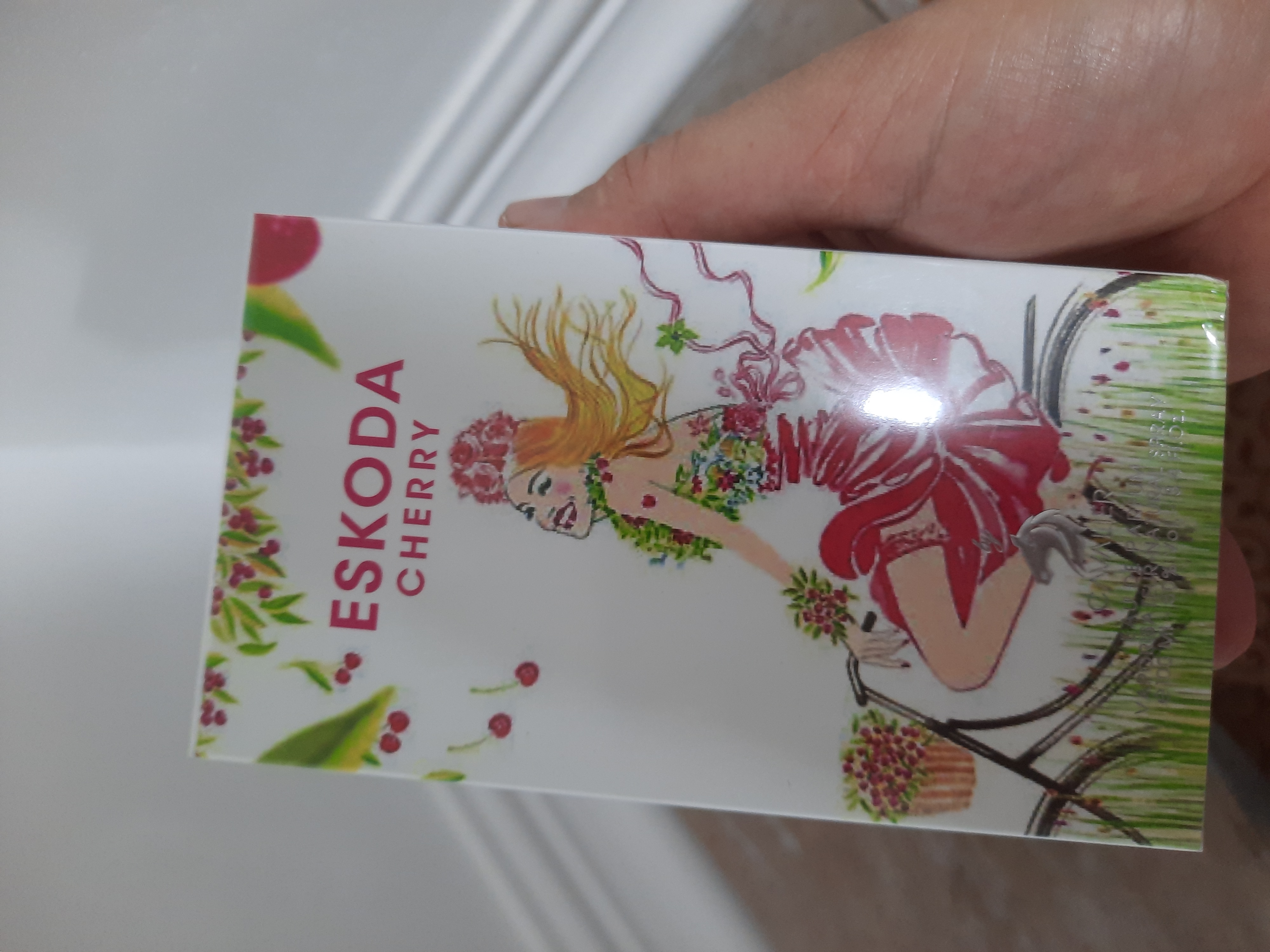 عطر اسکودا چری Eskoda Cherry با رایحه شیرین گیلاس | ادکلن زنانه میوه‌ای و شاداب