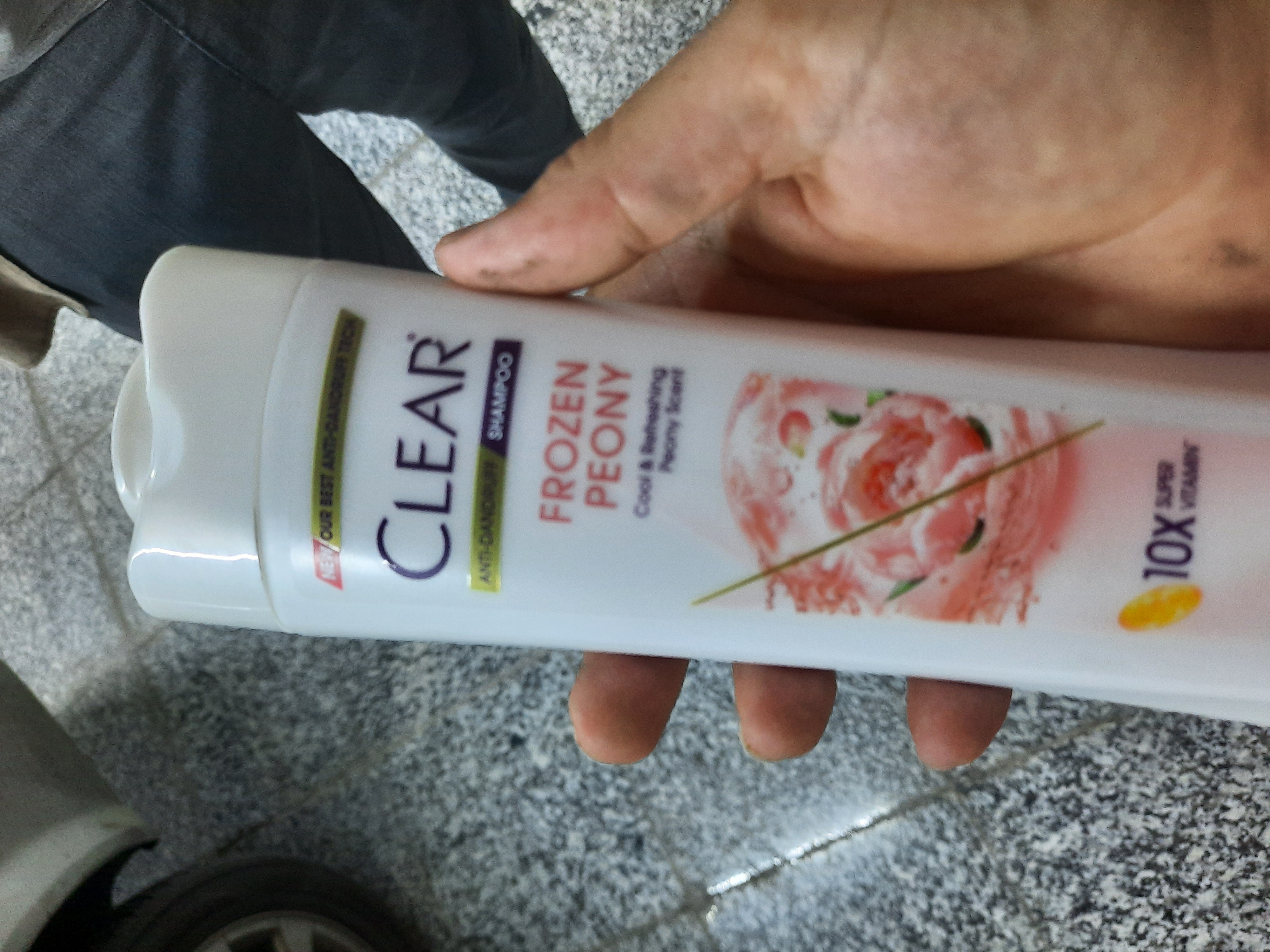 شامپو ضد شوره کلیر مدل Frozen Peony حاوی سوپر ویتامین