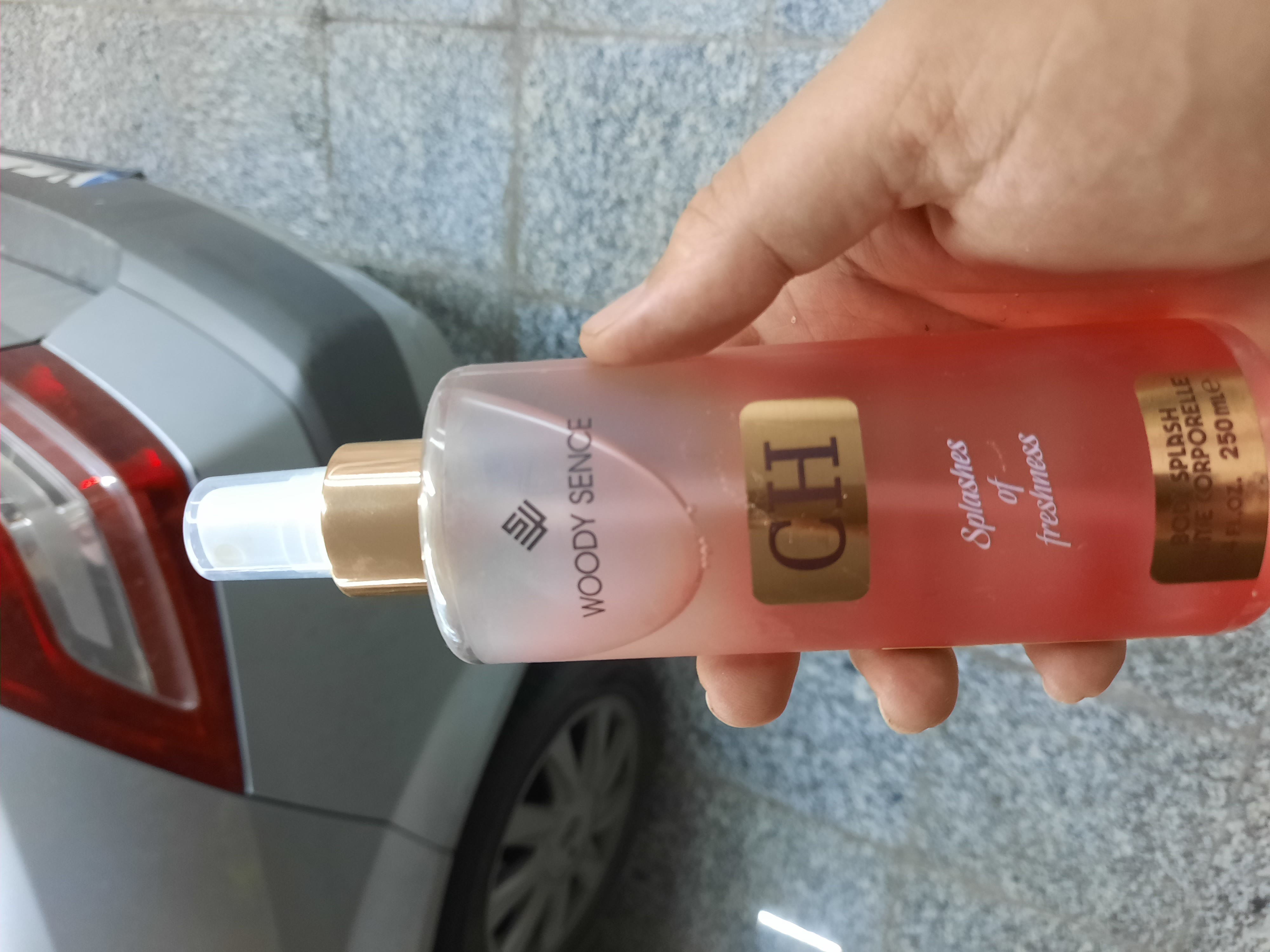 بادی اسپلش زنانه وودی سنس مدل CH الهام گرفته از Carolina Herrera CH | رایحه گرم شیرین و اغواگر مناسب خانم‌های شیک و باوقار – 250 میل